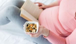 Ăn  các loại hạt, lợi ích bất ngờ khi trong 3 tháng đầu thai kỳ