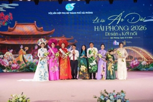 NTK Cao Thu Vân mang hoa sen lên sân khấu lễ hội áo dài