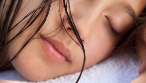 Thói quen trước khi ngủ giúp tóc mềm mượt, giảm gãy rụng
