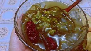 Thực đơn hàng ngày: Chè đậu xanh táo đỏ