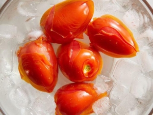 Chỉ với cà chua và nước hoa hồng, bạn có thể tạo đá viên dưỡng da ngay tại nhà