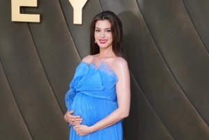 Minh tinh Anne Hathaway gây ấn tượng với phong cách thời trang khi mang bầu
