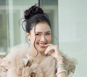 Hồng Diễm luôn giữ được hình ảnh đẹp suốt hơn hai thập kỷ hoạt động nghệ thuật