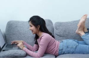 Mê mải xem phim cả ngày: Thói quen tưởng giải trí nhưng có thể gây hại sức khỏe