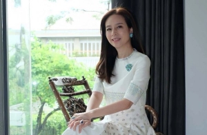 Madam Pang với phong cách thời trang trẻ trung, biến hóa