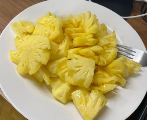 Tại sao ăn dứa lại bị rát lưỡi? Nguyên nhân bất ngờ từ loại enzyme đặc biệt