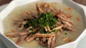 Thực đơn hàng ngày: Cháo gà hạt sen đậu xanh