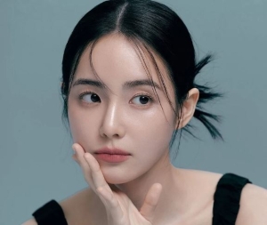 Xu hướng đánh má hồng nhẹ như không, giúp gương mặt thanh thoát hơn